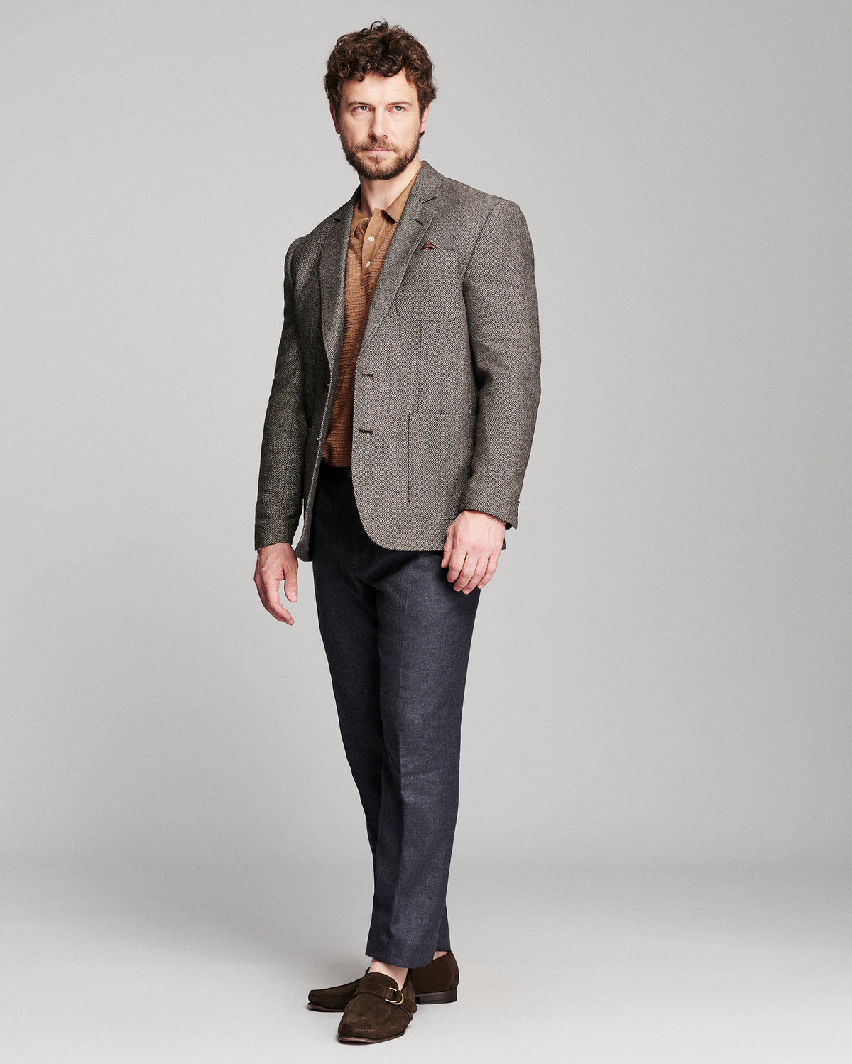 Model is 6'2" wearing size 42R.