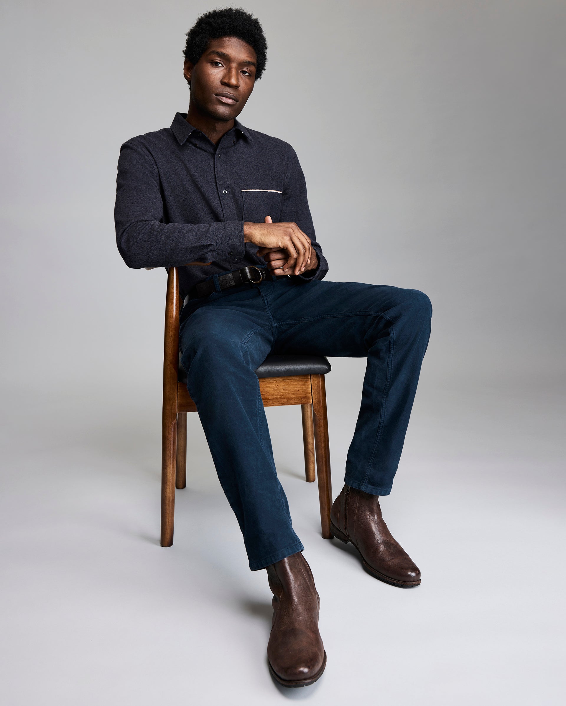 Model wears the Twisted MSL 1-Pocket Shirt in Carbon Blue/Ombre Blue
