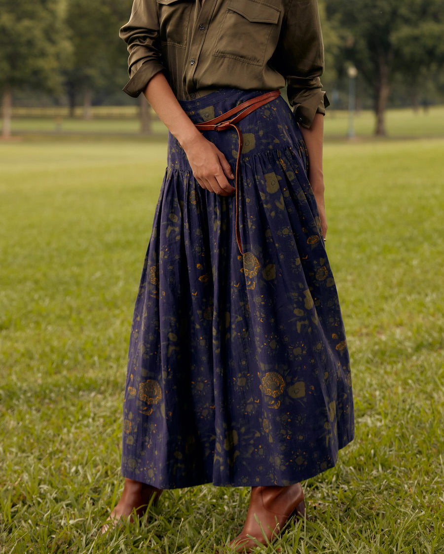 Female model wears the Soft yoke skirt in Navy
