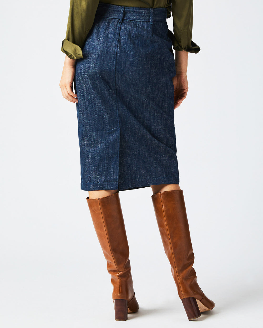 Female model wears the trench skirt in navy