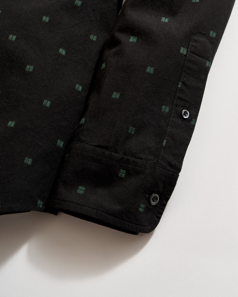 Sleeves finished with smoke mother of pearl buttons