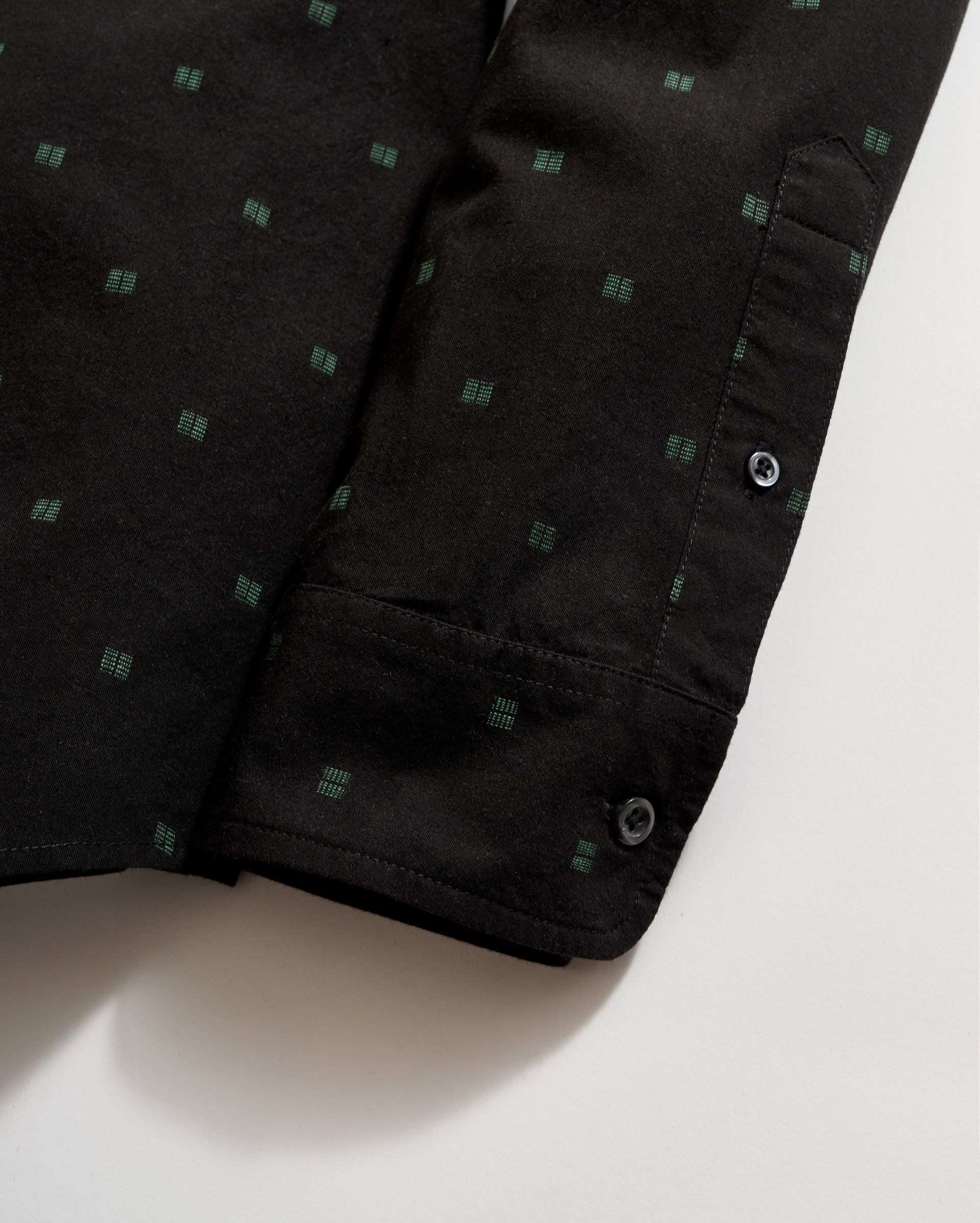 Sleeves finished with smoke mother of pearl buttons