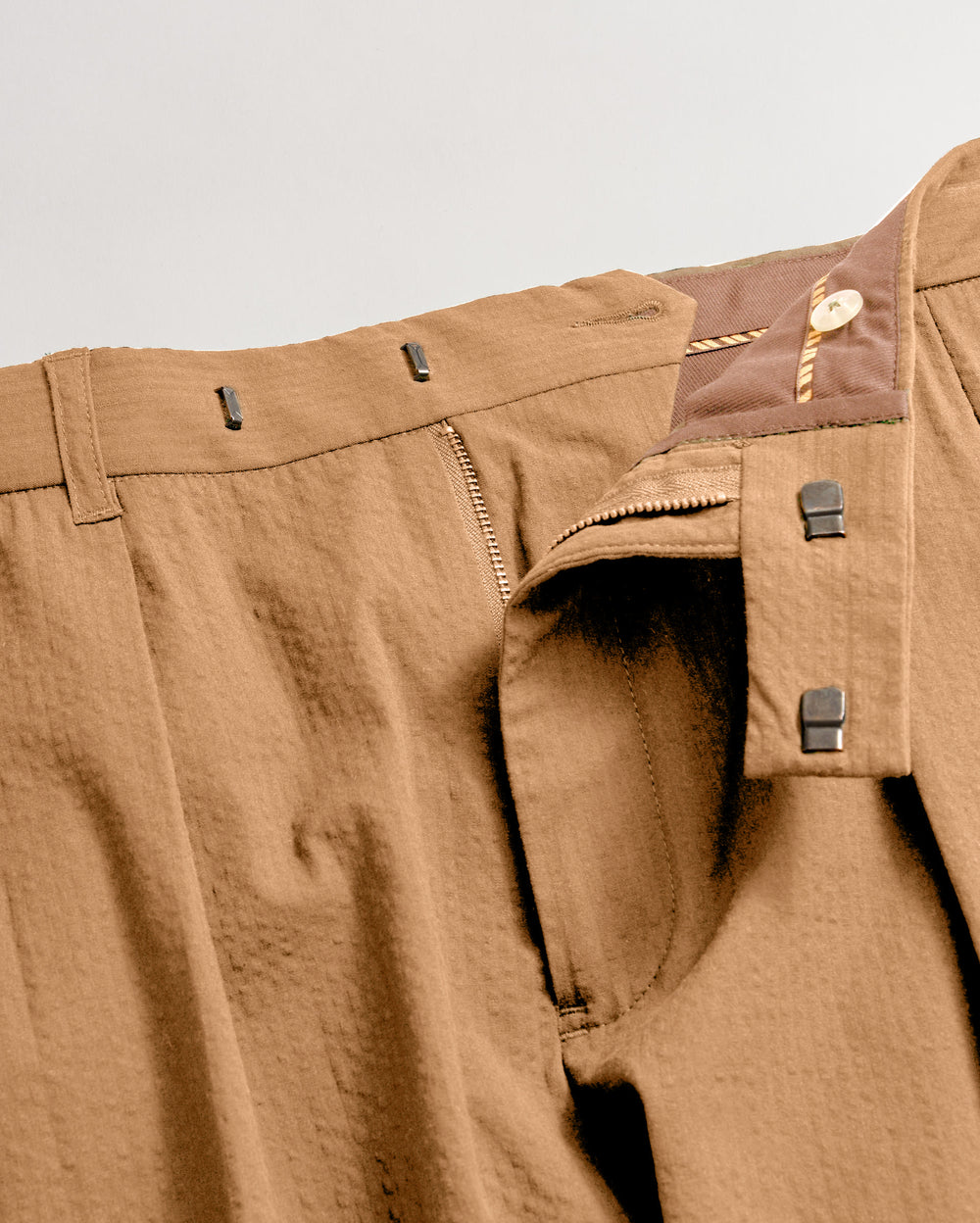 Zipper of the pant.
