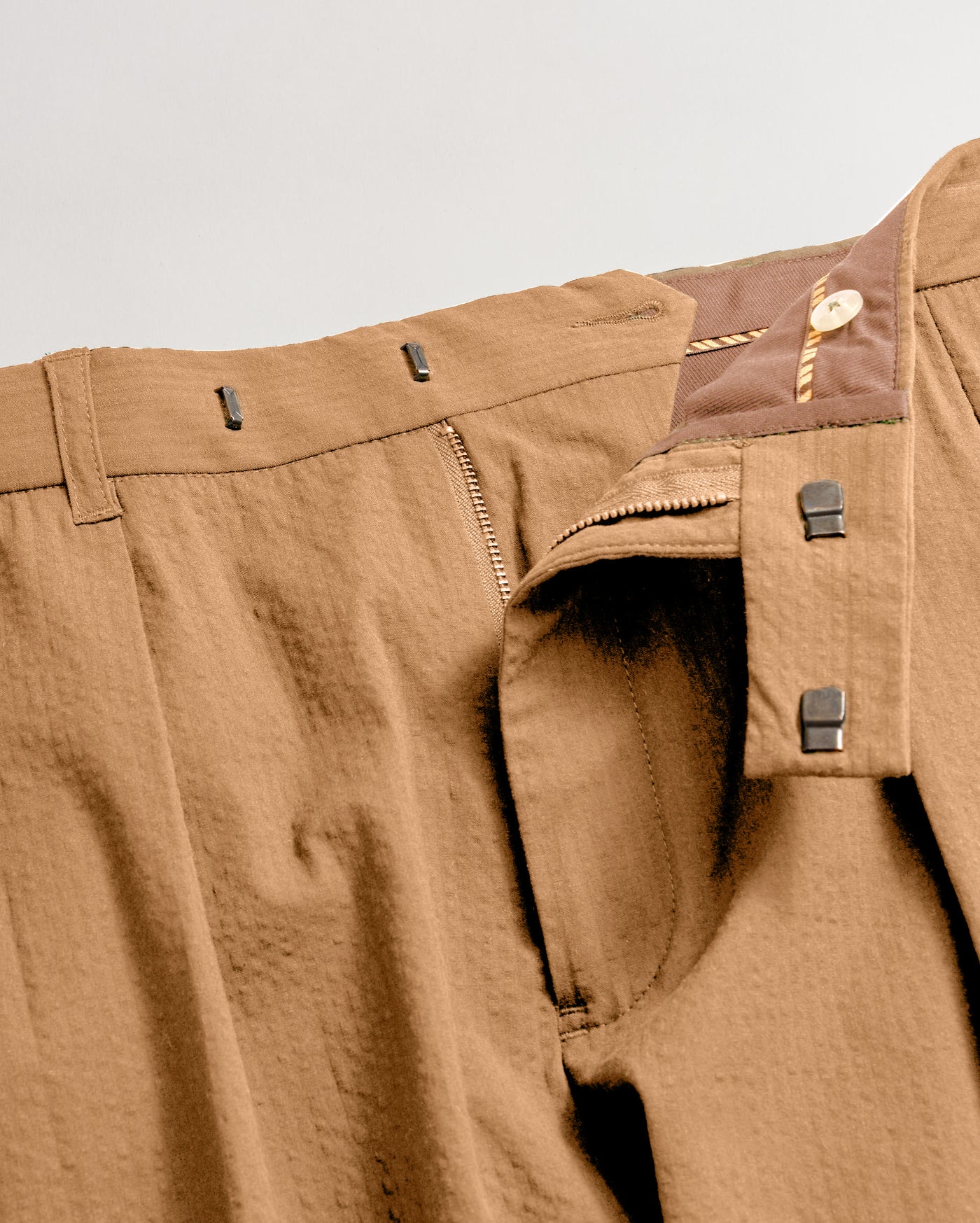 Zipper of the pant.